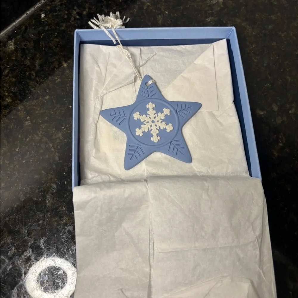 WEDGWOOD 2003 Blue Star Snowflake Ornament
